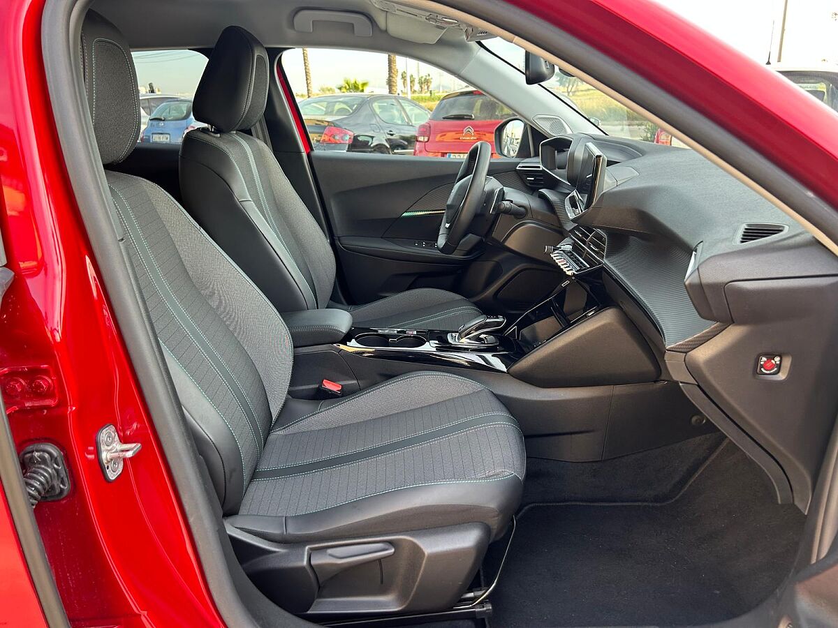 PEUGEOT 2008 ALLURE 1.2 E-THP AUTO SPANISH LHD IN SPAIN 16000 MILES SUPERB 2021